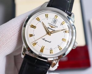 FFF-金 。 康卡斯系列经典复刻“独眼龙” “独眼龙”是浪琴于上世纪60年代推出的一款腕表，当属于康卡斯系列。采用金苍蝇刻度和金指针，最具特色的设计便是位于1