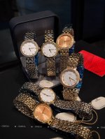 光 钻 Omega 欧米茄 碟飞系列新款惊艳亮相，将华贵珠宝的优雅魅力与卓越时计的精准技术完美结合，“露珠”连结成一条光华夺目的表链，流畅的线条洋溢着柔美灵动的