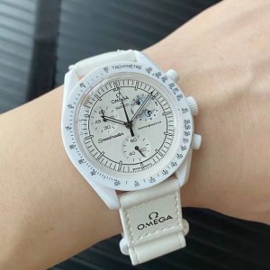欧米茄X斯沃琪 全新登月之作Mission To The Moonphase Bex。 这款全新腕表也配备计时功能，以及超霸系列月球表的特征 印有各大Logo标