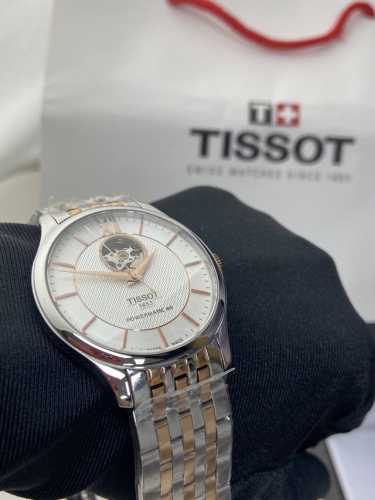 天梭 Tissot T063.907. 38 俊雅系列，简约的表盘设计，表径42Mm，约7毫米超薄表盘，上手舒适！简单优雅设的计深受消费者喜爱，装2824镂空专