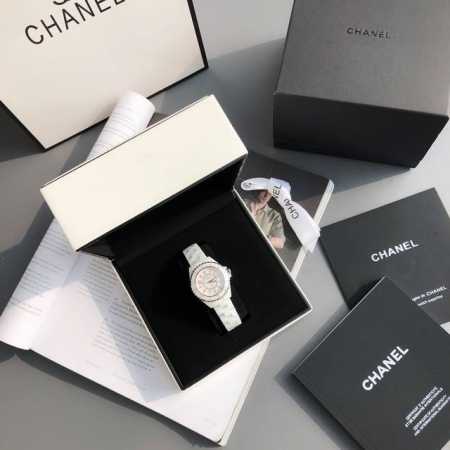 Chanel香奈儿j12系列，彩色霓虹，精选黑色漆表盘表达纯粹简约的设计主张，高科技全黑色精密陶瓷表壳搭配钢镶边表圈，精钢旋入式表冠，33Mm表径，蓝宝石玻璃镜 - 点击图像关闭
