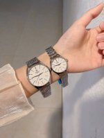 白壳 玫 钢带加20 实物拍摄 品牌： 劳力士 类型：情侣对表 表壳：316精钢 做工优质 表带：进口小牛皮 316精钢 两种可选 机芯：进口石英机芯 走时精准