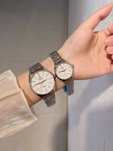 白壳 玫 钢带加20 实物拍摄 品牌： 劳力士 类型：情侣对表 表壳：316精钢 做工优质 表带：进口小牛皮 316精钢 两种可选 机芯：进口石英机芯 走时精准