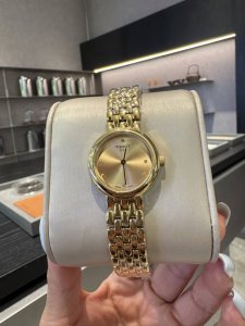 枚+20钻+30 欧米茄 简约大气女款 进口石英机芯 矿物质玻璃镜面 316L精钢表壳 直径28Mm厚8Mm 该款腕表备受女性喜爱，在不同的场合 映耀着她们各自