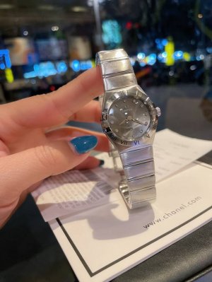 年新款欧米茄星座系列全新彩色盘腕表，以崭新色彩注入时尚活力！表盘明亮柔和，表圈的罗马数字刻度亦采用与表盘相同的色调，为腕间增添一抹灵动色彩，举手投足间恣意演绎世