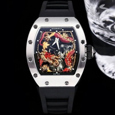 Richard Mille 理查米尔 Rm057 成龙盘龙陀飞轮腕表大胆运用全新性能的材质，延续奢华精致的时间艺术，将先进科技与精湛手工工艺完美融合，耗费无数个