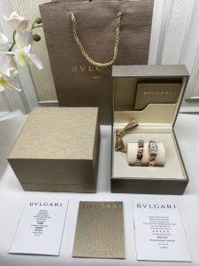 宝格丽 意大利珠宝品牌 宝格丽serpentine-Spiga系列腕表 表壳：316#精钢 表盘：天然母贝 黑搪瓷 表带：K金镶嵌锆石做法 机芯：瑞士石英机芯