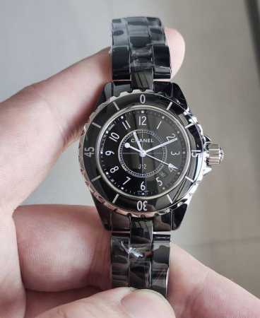 香奈儿J12陶瓷女款确实很有时尚感，黑色的色系还自戴神秘气息，33Mm的尺寸非常适合女孩子的手腕，陶瓷的质地上清爽，非常百搭的款式！ - 点击图像关闭