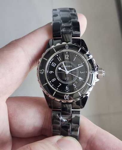 香奈儿J12陶瓷女款确实很有时尚感，黑色的色系还自戴神秘气息，33Mm的尺寸非常适合女孩子的手腕，陶瓷的质地上清爽，非常百搭的款式！