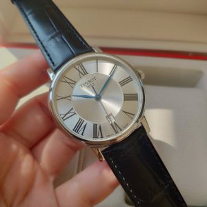 天梭 T122 最新款石英男表，原装正品，蓝宝石玻璃，原装瑞士机芯，小牛皮表带，支持验货，欢迎下单！