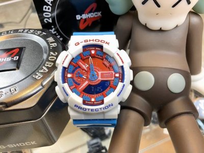 卡西欧G-Shock-Ga110 系列：美国队长 最高版本、区别市场Low货 主要功能：45度自动抬手灯、防震防水、世界时间、倒计时、闹铃、间歇响报、日历。表盘
