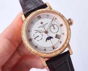 A8出品 白壳 金壳 百达翡丽patek Philippe复杂功能系列-纯手工-雕花腕表-惊艳登场，42毫米的表径适配大众男性手寸，非常商务可亦休闲。整表表壳手