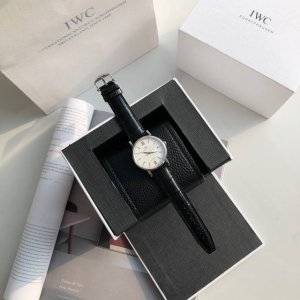 经典爆款 正装必备 Gd出品，全新一表一码柏涛菲诺系列沉浸2年后蓄势而发，继之前销量冠军到磨练2年后，批 。Gd将此款深入解读原装，搭载原装全新西铁城的基础上修