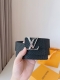 特 Lv 这款经典而又魅力恒久的腰带外型宽大，精品五金扣通过精工Cnc工艺更加精致完美；新款带扣和牛仔装相得益彰，彰显一派休闲气息。易搭配各类服饰；经典不过时。
