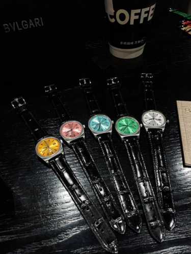 绝版！搞的就是艺术！秋冬季多巴胺 Vintage ~ Omega 太艳！太绝！越看越顺眼！梦中情表没错了！那种复古的时尚感，像老电影一般越看越有味道，这次总共5