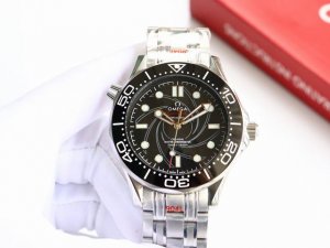 欧米茄-Omega 海马系列300米潜水腕表 表壳采用316L精钢表壳，搭载同级唯一陶瓷原装单向旋转计时圈口。表壳侧面泄压阀跟原装一致。表径42Mm 圈口采用进