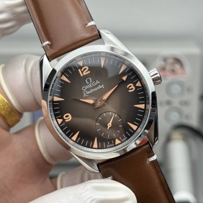 欧米茄-海马全新“铁霸”腕表小秒针款。38Mm直径，装载2824改8804八爪黑摆轮机芯。