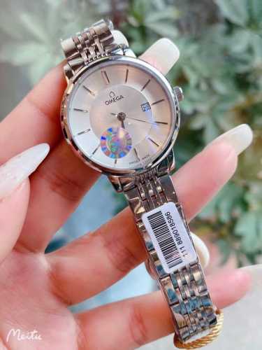白 金 钢带+20 钻圈+20 欧米茄-Omega 女士腕表 进口石英机芯 316L精钢表壳 直径34Mm厚8Mm该款腕表备受女性喜爱，四季衣服搭配，尽显优雅在