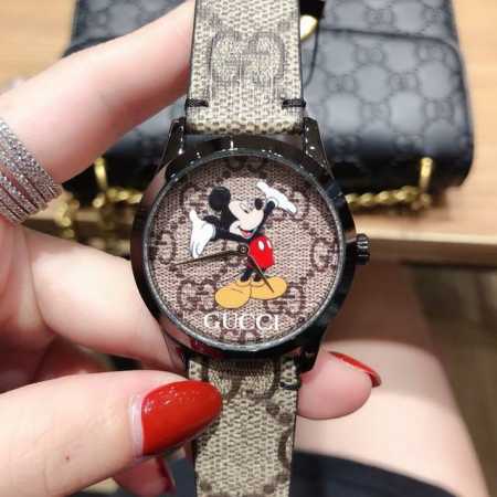 Gucci 古驰 2020×Disney最新联名限定款以米奇为主题限量发售，表盘饰以趣味盎然的米奇图案，丰富形式精彩呈现这位动画角色。进口石英机芯，直径38Mm - 点击图像关闭