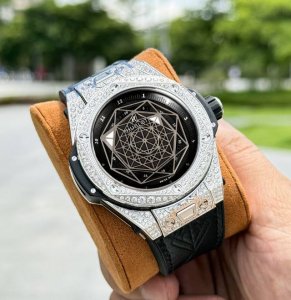 白 -黑 满钻+200 Ms出品，宇舶Big Bang系列 刺青腕表！原装1:1开模，耗时两年倾心打造！表壳：尺寸45Mm，技术重大突破、表壳模具多达十几件，快