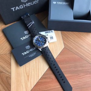 包装加50。Original Tagheuer 泰格豪雅F1系列，石英男士腕表 原单货！原装氟胶表带，表带材质细腻光滑不粗糙，抗汗防臭无香味！六针计时带日历！瑞