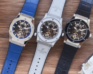 新款“量王” 店家主推 独家首发 独家品质 硬汉专属 运动型腕表 前卫时尚贵族气息 高清实拍 品质保证 最新 ：恒宝最新设计简约新品 类型 ：精品男士腕表 表带