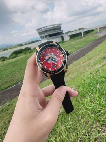 古驰 Gucci新款中性潜水表，40 Mm表径，以品牌标志性“猫”图案和夜光显示为表盘。应用不锈钢材质，经缎面拉丝润饰，并搭配与表盘配色一致的橡胶表带。表盘单向