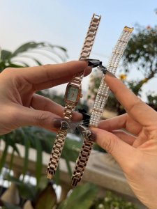 阿玛尼 Armani Ar11323 复古摩登系列风格腕表 甄选精致渐变天然珍珠贝母表盘 折射光彩 优雅质感由内而发 流光溢彩 简约双针设计 搭配水钻刻度 简洁