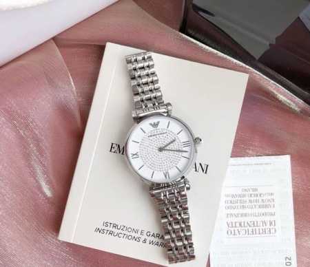 我愿意把星辰银河都送给你” Emporio Armani满天星系列星空摩天轮腕表兼具高雅与现代风格，采用银色表壳，搭配同色系太阳纹表盘，水晶装饰尽显别样华贵质感 - 点击图像关闭