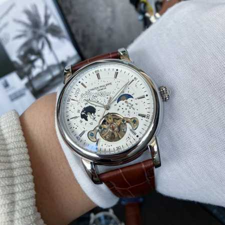 白 金 品牌: 百达翡丽 飞轮新品，商务休闲 奢华大气类型：精品男士腕表 新品 表带：真牛皮表带 舒适 316L精钢表带 耐用 机芯:高级机械机芯 稳定 材料： - 点击图像关闭