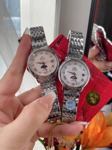 490台湾厂早春新品发布 --欧米蝶飞系列星辰月相腕表采用直径为33Mm的精钢表壳，搭配316精钢表带，佩戴起来非常舒适。表盘选用丝绸纹理和珍珠母贝两种与钻石时