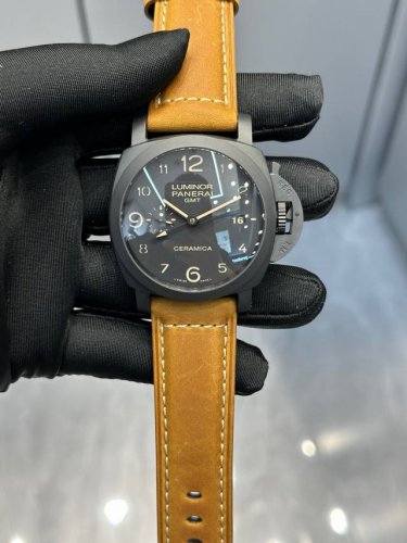 沛纳海 pam 441 44Mm表径 全陶瓷表壳 搭载机芯 1、调时功能：时针可快调，日历通过时针快调进行调整，Gmt12小时走一圈，功能全部修正与一致。 2、