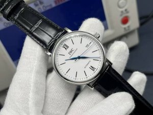 Iws Factory2025墙裂推荐 万国Iwc波涛菲诺系列，隆重上市。腕表整体大气经典，简约而不简单，不愧为腕间绅士，表中典范。 精彩细节 采用烤漆处理后的