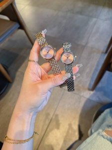 金20钻+30 天梭小可爱系列石英女表，该系列腕表绚丽夺目，以小巧华丽的女性化圆形表壳彰显华贵。表带可作为首饰宽松的进行佩戴，令您闪耀迷人光芒，该表诠释了“可爱