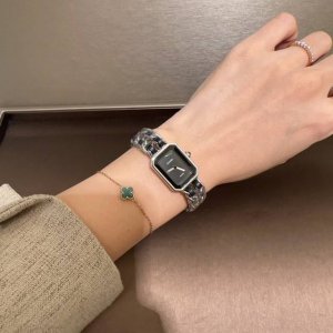 chanel 香奈儿“黑方糖” Emiere系列 其灵感来源于N5香水的瓶盖与巴黎芳登广场的广角形轮廓直径20X26Mm！精钢与黑色皮革交织而成的链带显示出独特