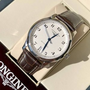 浪琴Longines原版开模，名匠系列男士腕表，采用316L精钢材质，银色与黑色麦粒纹饰字面，彰显优雅高贵，6点钟位置日历显示，让经典腕表更美轮美奂！表冠周身罗
