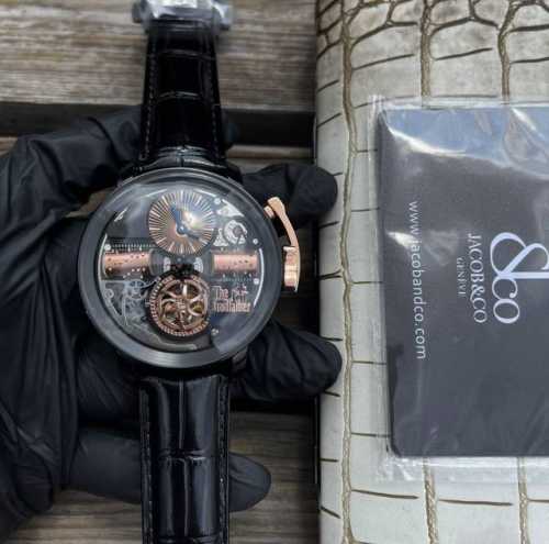 Jacob&Co-捷克豹 新品上市精钢制造拥有45Mm尺寸 特别受到美国黑人Hiphop艺人的钟爱 不少明星潮人是其忠实拥趸 ，撞色搭配 拉风又炫酷 蜂窝图案的