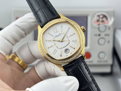 白 -金 钻+50 最新推出男士款” 热卖款！方形壳 在推出新面孔 更别致 更有型 经典 品牌：伯爵 方正卓绝 精致之作 爆卖款 类型：精致款男士腕表 卓越 有