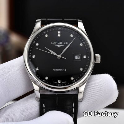 2630全新升级版40Mm名匠系列官网同步 兼顾Gd家品质过硬的基础上，继续奋力升级，其具体优势效果如下： 1、外观细节更贴近原版，三件套表壳加压仿水，鉴于机芯