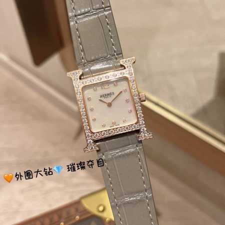 heure H腕表 新款大钻石 “羽毛”镶钻 26X26Mm 白色天然珍珠母贝表盘，瑞士石英机芯，可自由搭配手拆卸意大利牛皮或美洲鳄鱼皮，不锈钢针扣，底盖立体浮 - 点击图像关闭