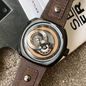 支持香港、美国直邮 七个星期五 Sevenfriday机芯：原装日本西铁城82S7机械机芯镜面：强化蓝光玻璃表带：进口小牛皮带材料：高级316精钢鑫表壳尺寸：4