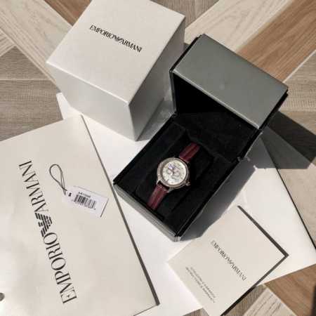 新款首发！原厂阿玛尼 Armani 石英女表，Ar11646，专为中国传统新年而设计！新年红和贵气金搭配表面 34 颗水钻精彩描绘的蛇形图案，灵动又吸睛，纤薄流 - 点击图像关闭