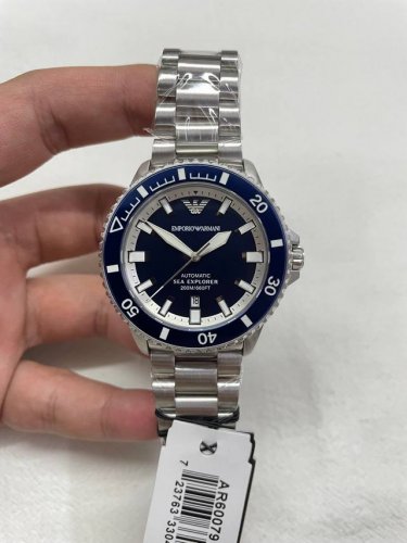深海优雅，时刻从容Ar60079 阿玛尼机械潜水表，42.5Mm深邃蓝面，如海洋般神秘而强大。蓝宝石玻璃通透耐磨，螺旋式把头守护每一分精准。白钢表壳与表带，硬朗