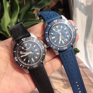 渠道货！百年灵新款陶瓷圈，越用越亮！爆款硬货，百年灵超级海洋文化系列机械男表！原厂后盖贴膜，独家现货首发，1000米深度潜水表，带减压阀！44Mm表径！原装et