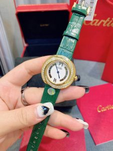 550独家实拍，认准品质与细节 卡地亚小旋风Trinity系列女神表 与许许多多非圆即方的腕表相比，这款表的表壳设计成了螺旋状，既新颖又特别，因此外界取名为小旋