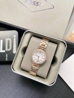 Fossil化石钢带女表 Es3284 Fossil 是一个源自美国的时尚生活品牌 以其 将复古设计与现代时尚完美结合的腕表而闻 名 深受追求个性与品味的年轻人