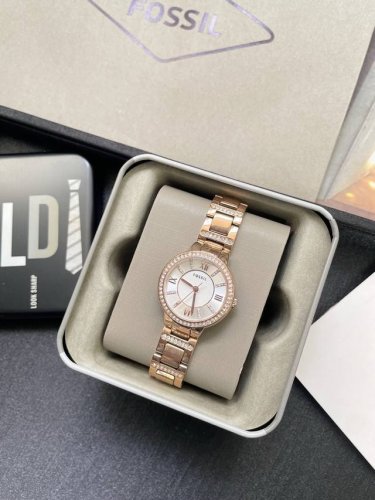 Fossil化石钢带女表 Es3284 Fossil 是一个源自美国的时尚生活品牌 以其 将复古设计与现代时尚完美结合的腕表而闻 名 深受追求个性与品味的年轻人