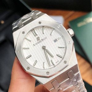 特惠。爱彼 Ap 批 ，今天这款跟前两天是不是很像 没错了 瑞士原装f04111石英机芯。 就是无钻款来的 爱彼皇家橡树系列中的女士腕表其官方型号为67650S