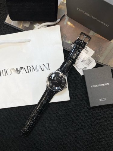 Emporio Armani 石英男表 Ar11186 时尚立体质感 时尚潮流范十足 这款Emporio Armani 腕表 黑色表盘 搭配银色指针 简约大气