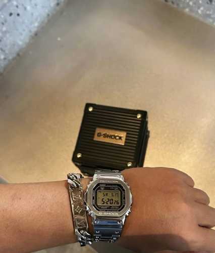 发货实拍，终于出货！卡西欧小金砖，金色Gmw-B5000D-1Jfb5000 35周年方块钢带表 采用了极为用心的抛光和打磨，显得质感非常高级。经典的G-Sho